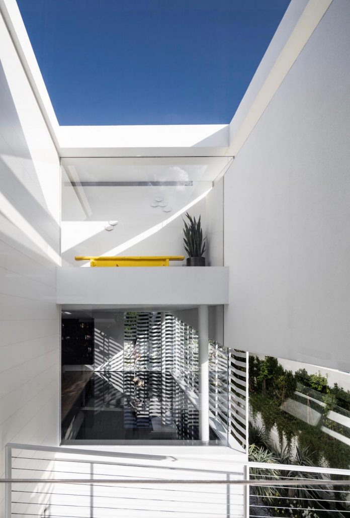 j-house-pitsou-kedem-architects-ripples-water-lines-glass-cable-rails-patches-light-become-actors-domestic-tableau-06