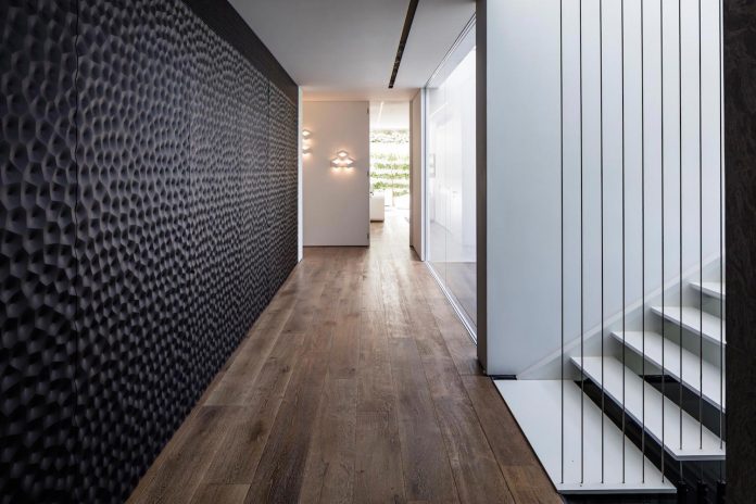 j-house-pitsou-kedem-architects-ripples-water-lines-glass-cable-rails-patches-light-become-actors-domestic-tableau-21