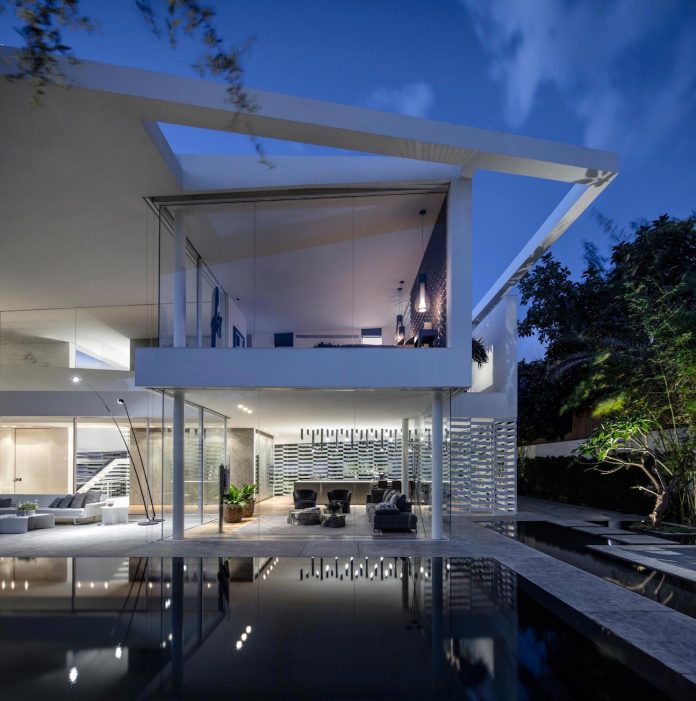 j-house-pitsou-kedem-architects-ripples-water-lines-glass-cable-rails-patches-light-become-actors-domestic-tableau-31