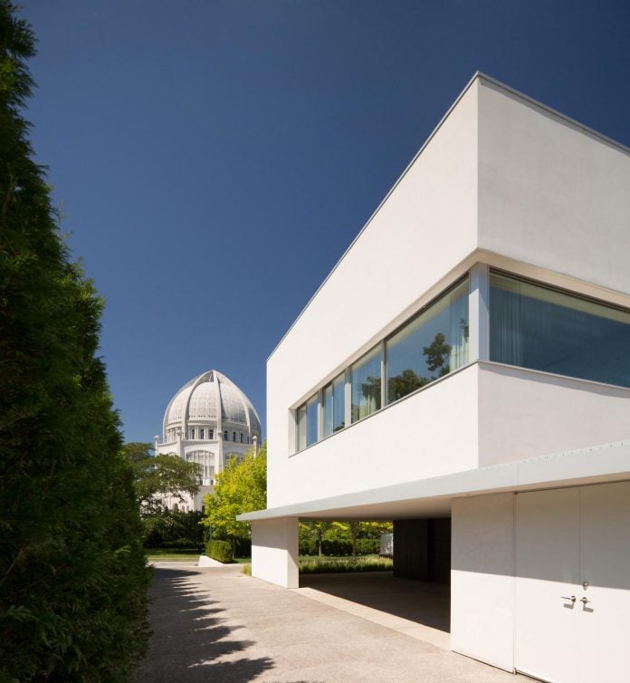 located-northern-suburbs-chicago-modern-house-sits-opposite-unique-object-bahai-temple-03