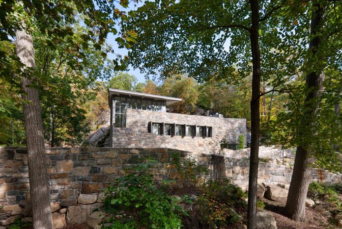 mccann-residence-situated-dense-forests-rocky-outcroppings-characterize-landscape-ramapo-mountains-05
