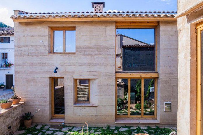 modern-rammed-earth-house-winner-international-prize-contemporary-earthen-architectures-terra-award-2016-02
