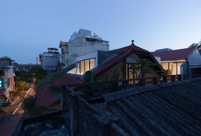 new-comfortable-attic-apartment-old-house-located-old-quarter-hanoi-18
