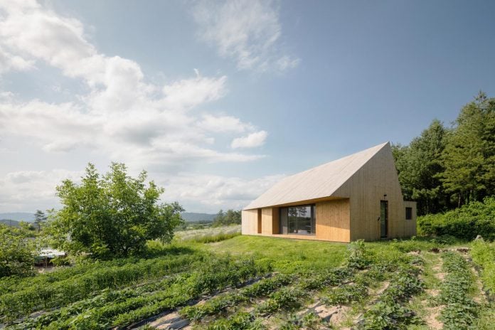 shear-house-single-family-house-korea-seeks-simple-treatment-pitched-roof-typology-improves-environmental-qualities-03
