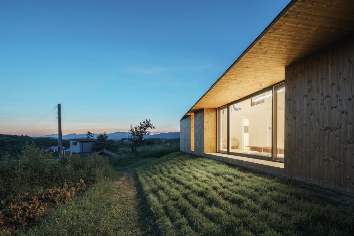 shear-house-single-family-house-korea-seeks-simple-treatment-pitched-roof-typology-improves-environmental-qualities-18
