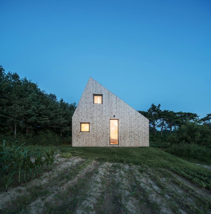 shear-house-single-family-house-korea-seeks-simple-treatment-pitched-roof-typology-improves-environmental-qualities-20