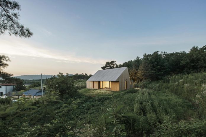 shear-house-single-family-house-korea-seeks-simple-treatment-pitched-roof-typology-improves-environmental-qualities-22