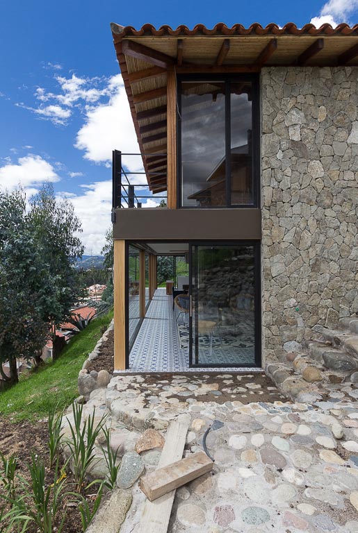 small-stone-detached-house-145-square-meters-two-floors-terrace-natural-viewpoint-city-cuenca-ecuador-09