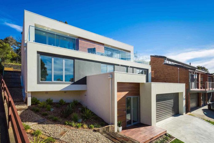 tathra-residence-maximises-magnificent-ocean-views-also-highly-energy-efficient-02