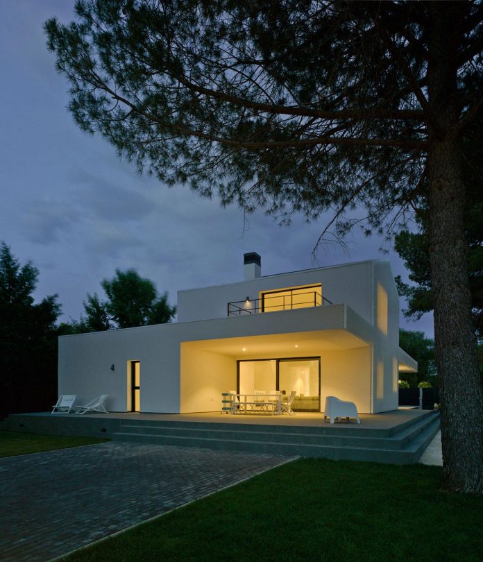 white-fa-house-situated-residential-area-outskirts-city-albacete-spain-16