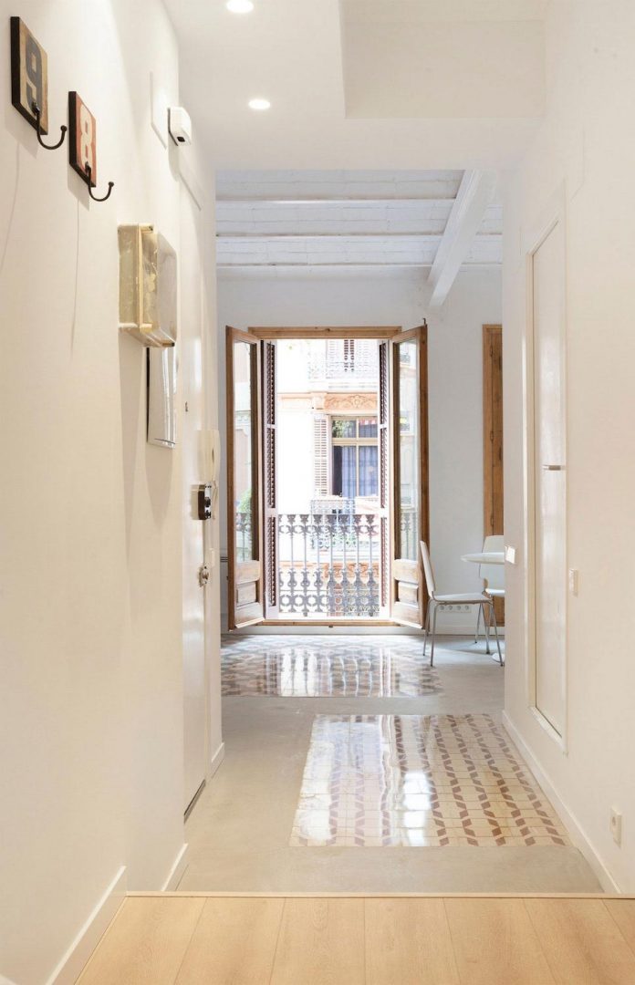 apartment-refurbishment-la-barceloneta-luminous-warm-home-01