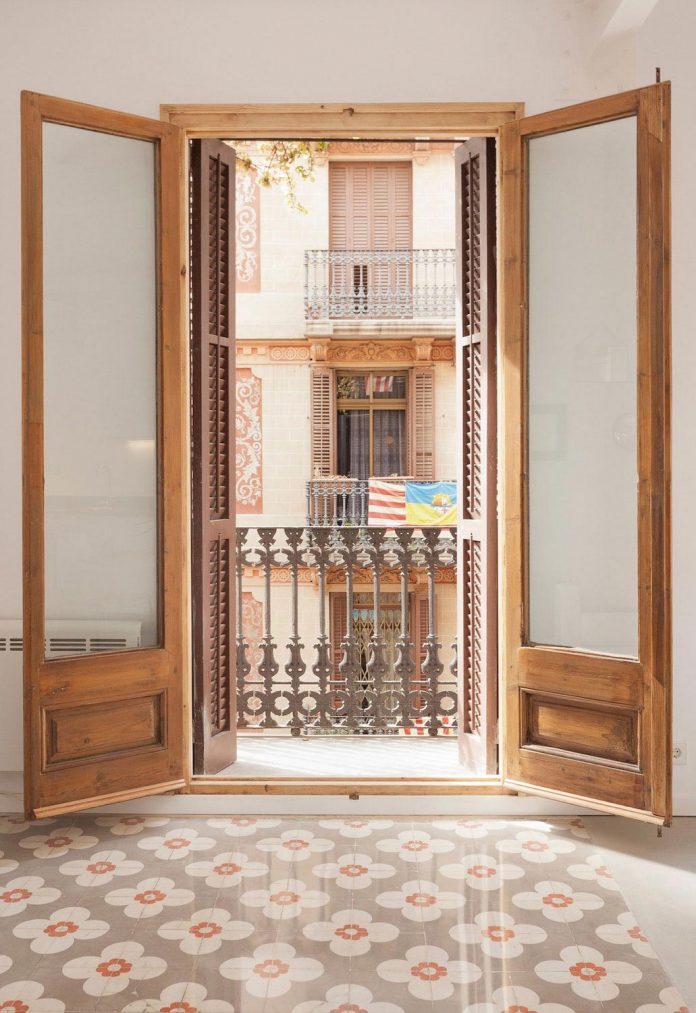 apartment-refurbishment-la-barceloneta-luminous-warm-home-02