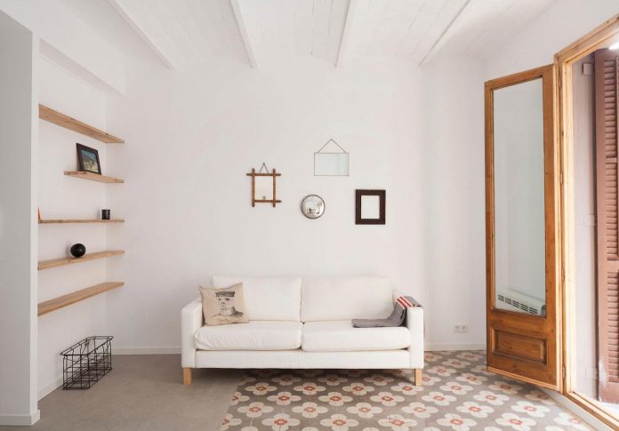 apartment-refurbishment-la-barceloneta-luminous-warm-home-03