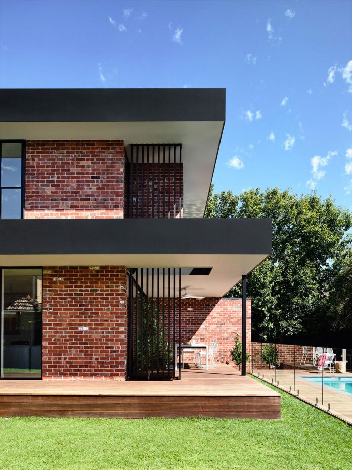 california-design-home-recycled-brick-exterior-stylish-bright-interior-02