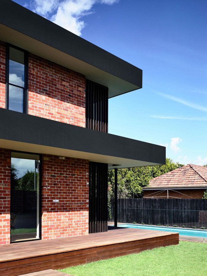 california-design-home-recycled-brick-exterior-stylish-bright-interior-03
