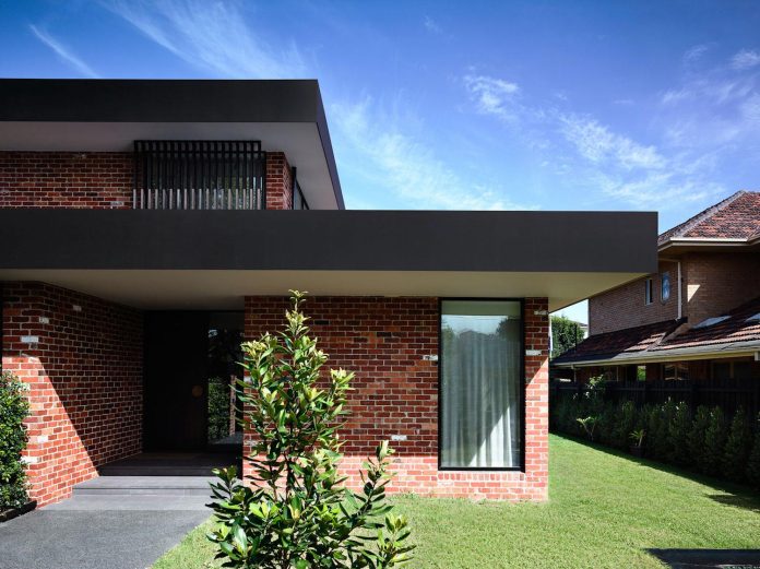 california-design-home-recycled-brick-exterior-stylish-bright-interior-07