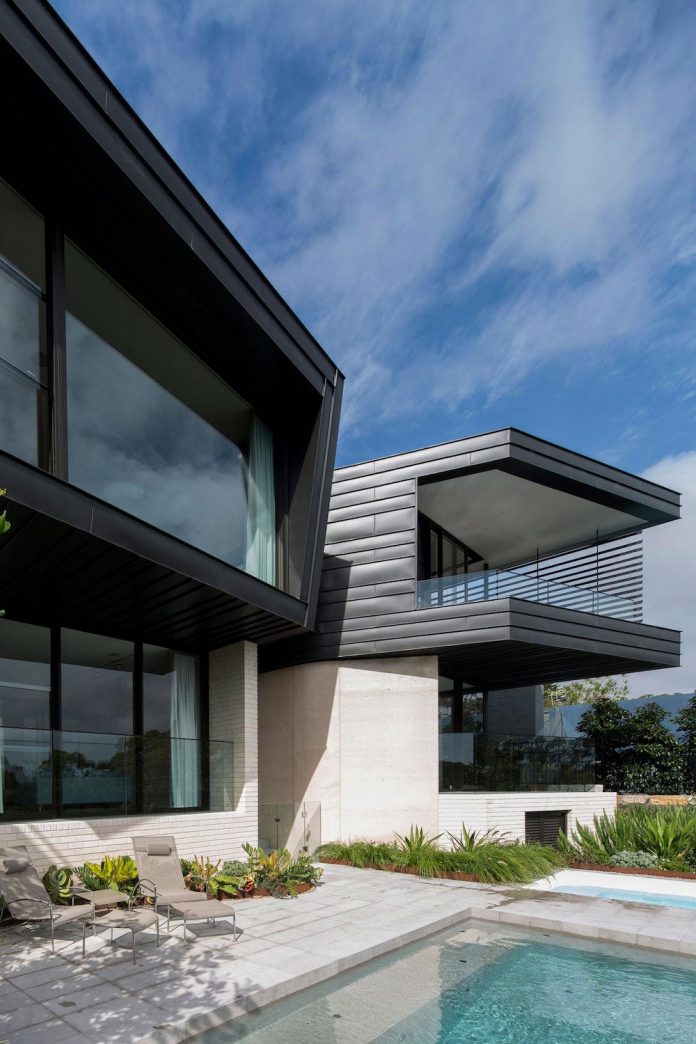 fox-johnston-architects-design-balmoral-house-set-hills-mosman-suburb-sydney-01