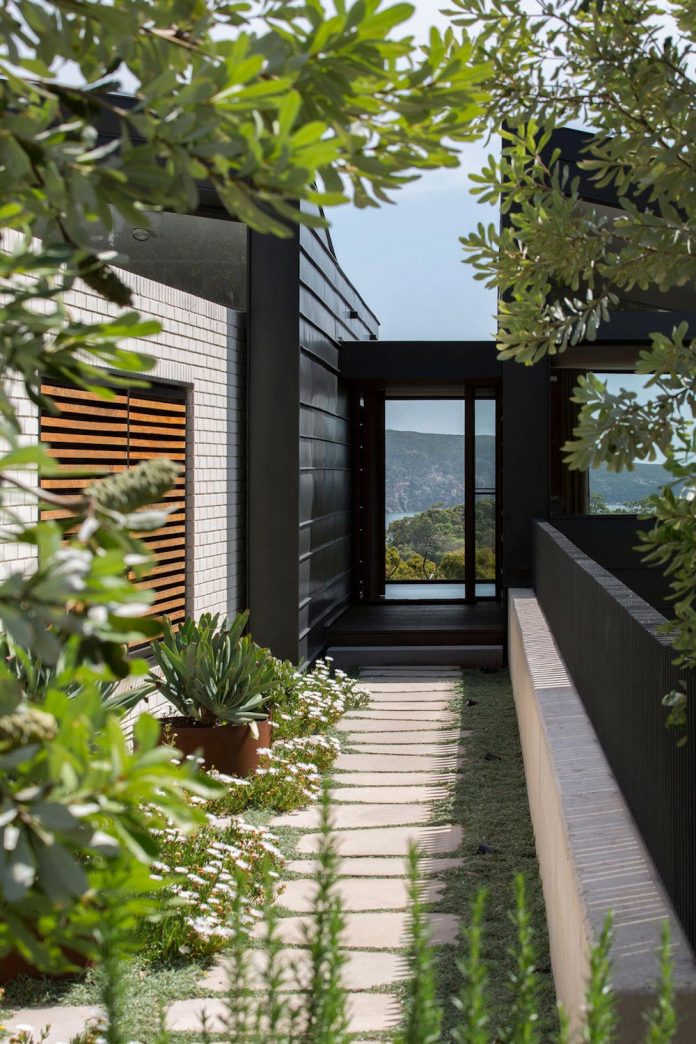 fox-johnston-architects-design-balmoral-house-set-hills-mosman-suburb-sydney-04