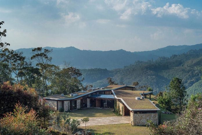 gozu-house-located-natural-environment-2200-m-7218-ft-altitude-el-retiro-colombia-01