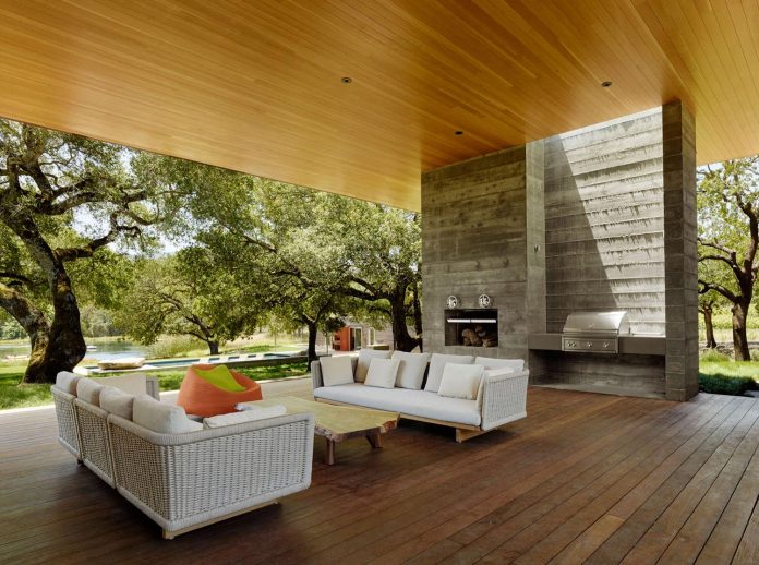 house-designed-outdoor-indoor-summer-living-meadow-dotted-site-magnificent-oaks-03