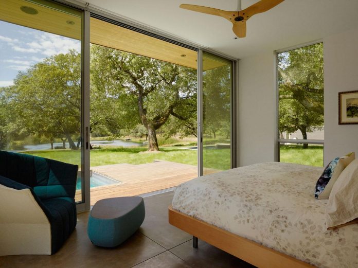 house-designed-outdoor-indoor-summer-living-meadow-dotted-site-magnificent-oaks-11