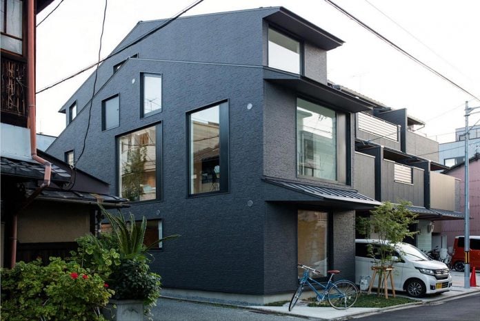 kyoto-residence-designed-enjoy-much-possible-sunlight-surroundings-big-windows-01
