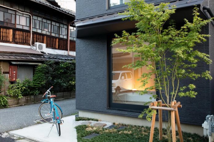 kyoto-residence-designed-enjoy-much-possible-sunlight-surroundings-big-windows-02