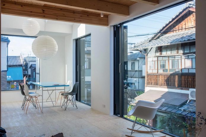 kyoto-residence-designed-enjoy-much-possible-sunlight-surroundings-big-windows-07