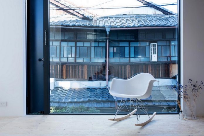 kyoto-residence-designed-enjoy-much-possible-sunlight-surroundings-big-windows-09