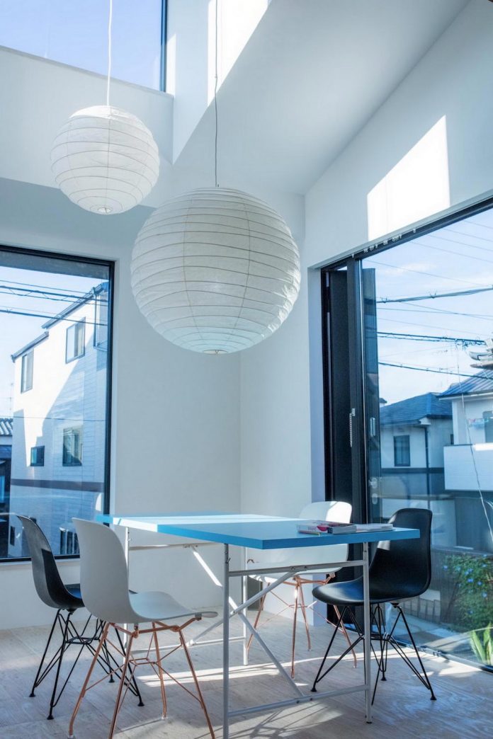 kyoto-residence-designed-enjoy-much-possible-sunlight-surroundings-big-windows-10