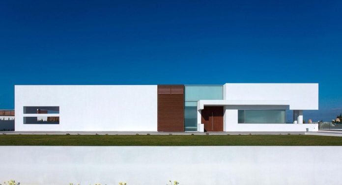 l-shaped-one-story-modern-home-crete-01