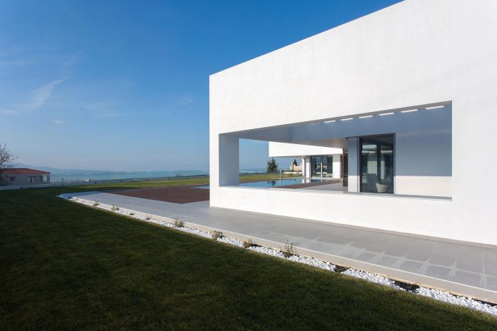 l-shaped-one-story-modern-home-crete-03