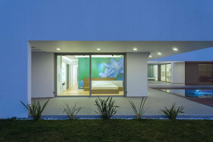 l-shaped-one-story-modern-home-crete-10