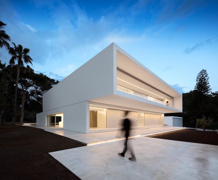 la-pinada-house-fran-silvestre-arquitectos-minimalist-contemporary-home-full-family-stories-covered-white-01