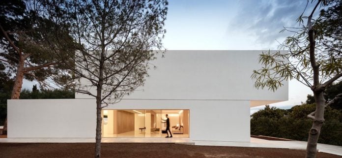 la-pinada-house-fran-silvestre-arquitectos-minimalist-contemporary-home-full-family-stories-covered-white-03