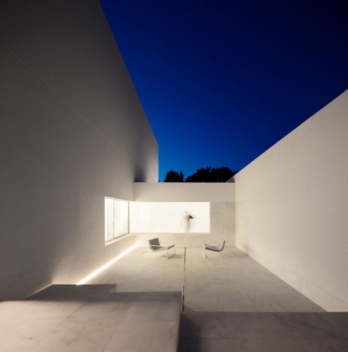 la-pinada-house-fran-silvestre-arquitectos-minimalist-contemporary-home-full-family-stories-covered-white-04
