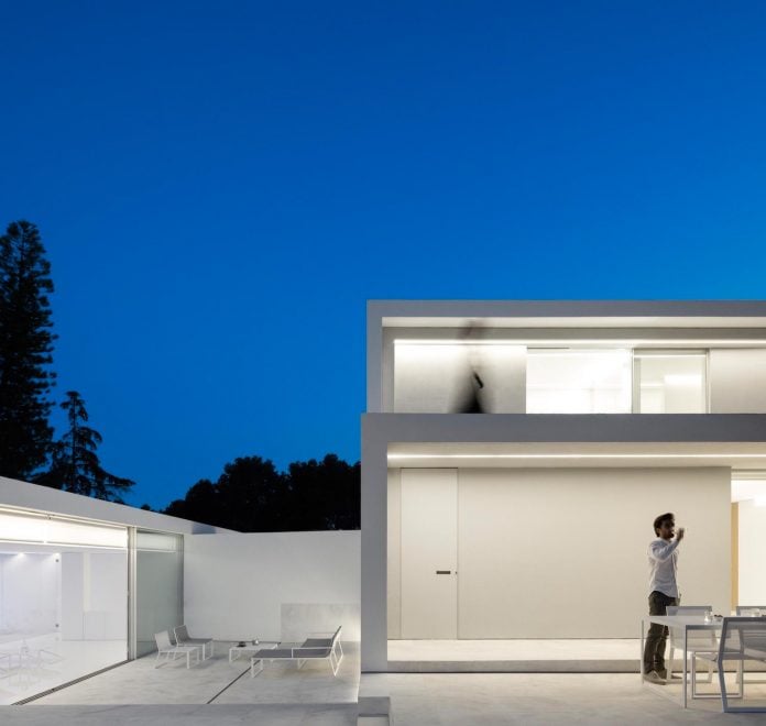 la-pinada-house-fran-silvestre-arquitectos-minimalist-contemporary-home-full-family-stories-covered-white-05