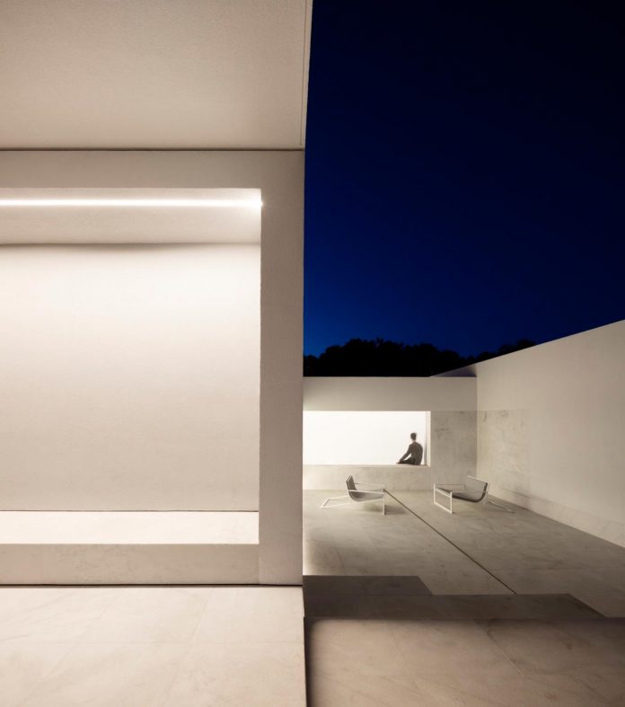 la-pinada-house-fran-silvestre-arquitectos-minimalist-contemporary-home-full-family-stories-covered-white-07