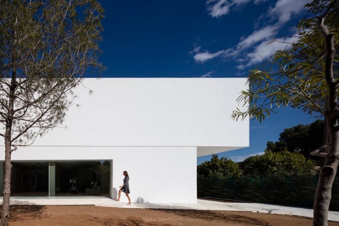 la-pinada-house-fran-silvestre-arquitectos-minimalist-contemporary-home-full-family-stories-covered-white-08