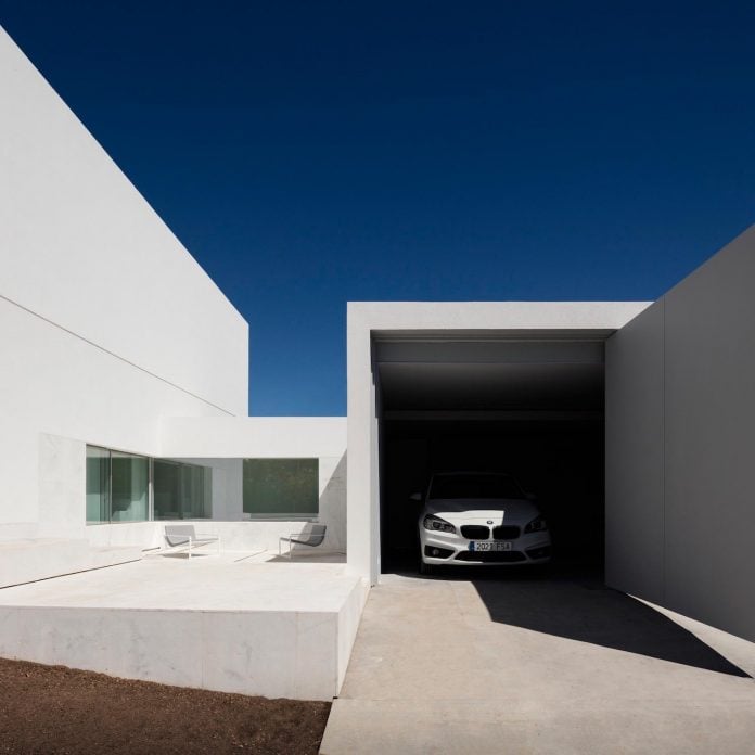 la-pinada-house-fran-silvestre-arquitectos-minimalist-contemporary-home-full-family-stories-covered-white-09