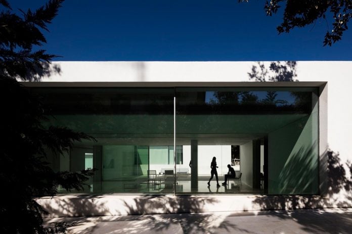 la-pinada-house-fran-silvestre-arquitectos-minimalist-contemporary-home-full-family-stories-covered-white-10