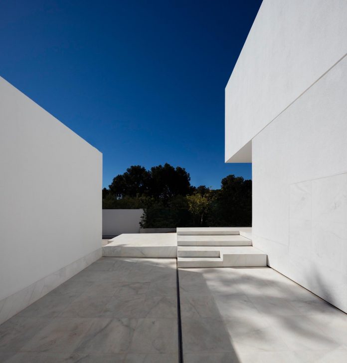 la-pinada-house-fran-silvestre-arquitectos-minimalist-contemporary-home-full-family-stories-covered-white-11