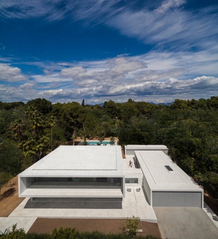 la-pinada-house-fran-silvestre-arquitectos-minimalist-contemporary-home-full-family-stories-covered-white-12
