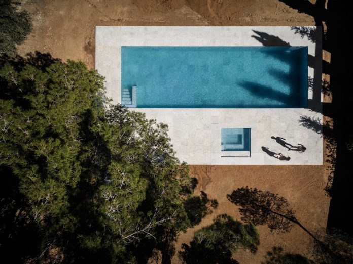 la-pinada-house-fran-silvestre-arquitectos-minimalist-contemporary-home-full-family-stories-covered-white-13