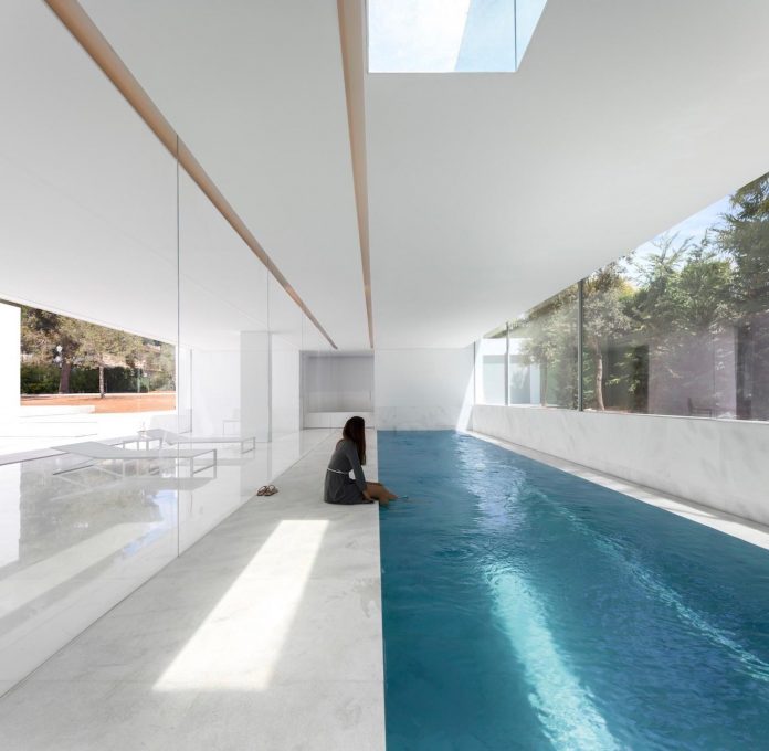 la-pinada-house-fran-silvestre-arquitectos-minimalist-contemporary-home-full-family-stories-covered-white-14