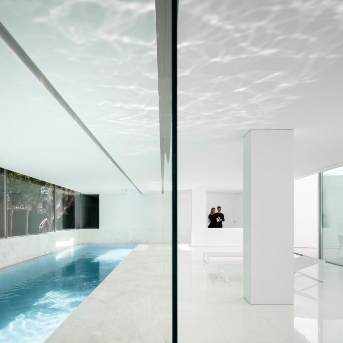 la-pinada-house-fran-silvestre-arquitectos-minimalist-contemporary-home-full-family-stories-covered-white-15