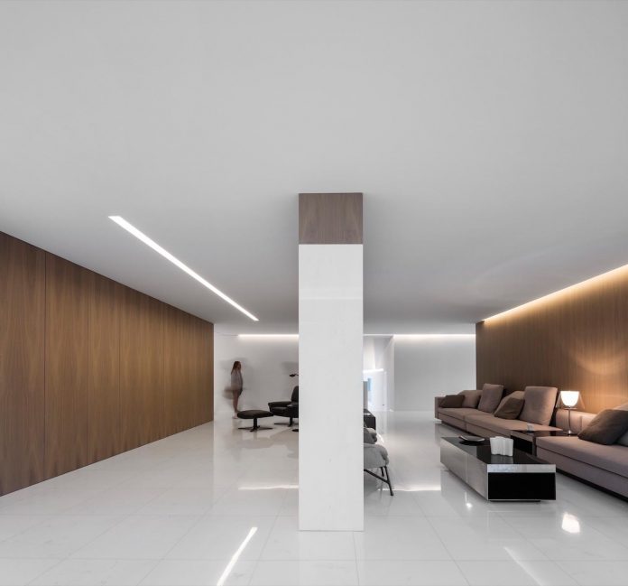 la-pinada-house-fran-silvestre-arquitectos-minimalist-contemporary-home-full-family-stories-covered-white-16