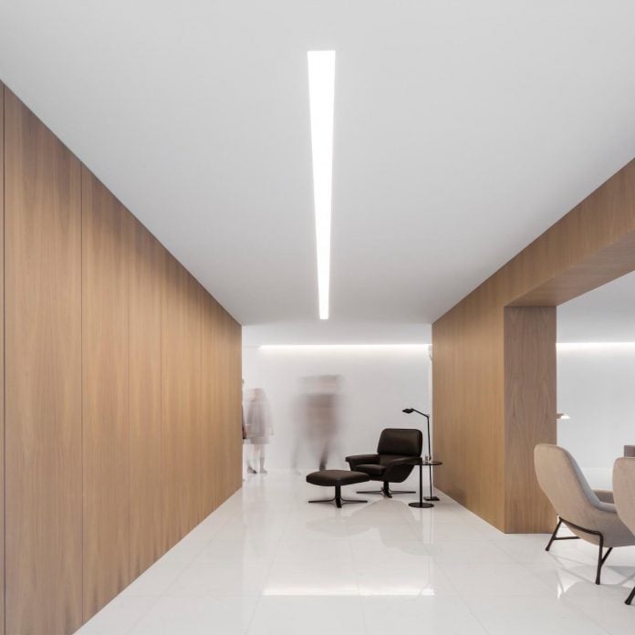 la-pinada-house-fran-silvestre-arquitectos-minimalist-contemporary-home-full-family-stories-covered-white-17
