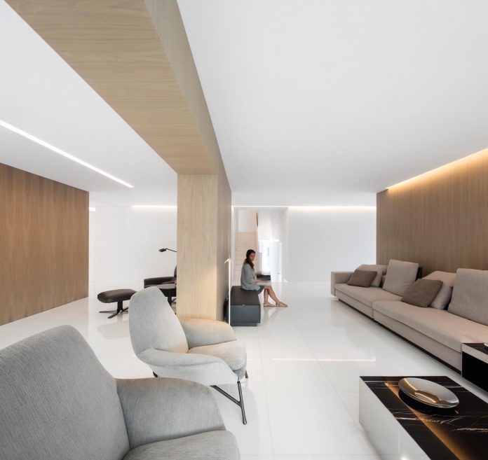 la-pinada-house-fran-silvestre-arquitectos-minimalist-contemporary-home-full-family-stories-covered-white-18