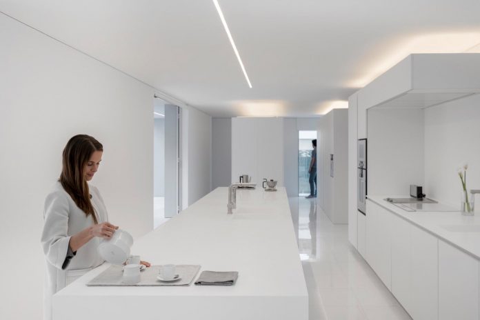la-pinada-house-fran-silvestre-arquitectos-minimalist-contemporary-home-full-family-stories-covered-white-19